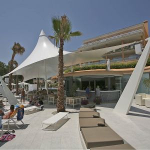 The membrane is fastened onto the building façade, and is designed towards the pool, where it is att